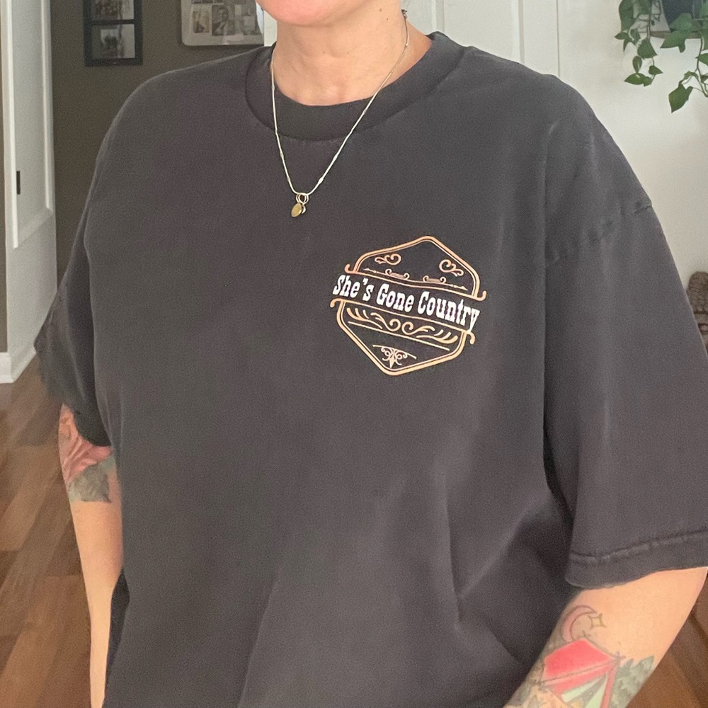 Graphic Pocket Logo Tee in Charcoal Gray